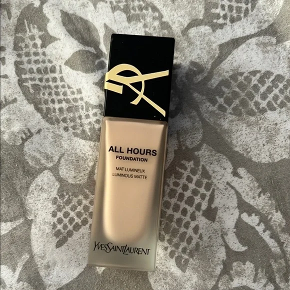 New Yves Saint Laurent Cream Foundation Matte Finish - Picture 1 of 4